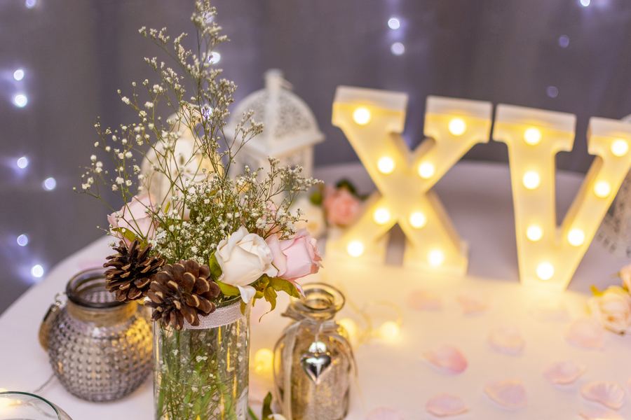 Ambientación de mesa con sillas doradas